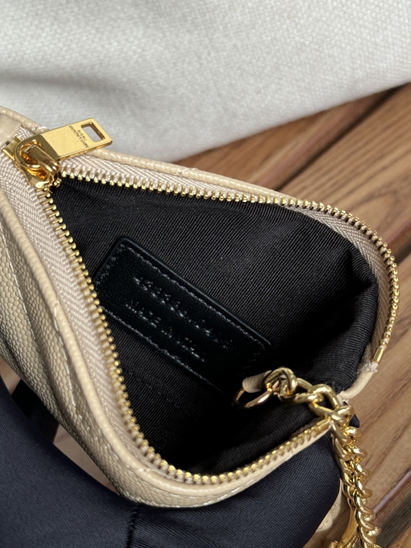 イヴサンローラン財布着用イメージ